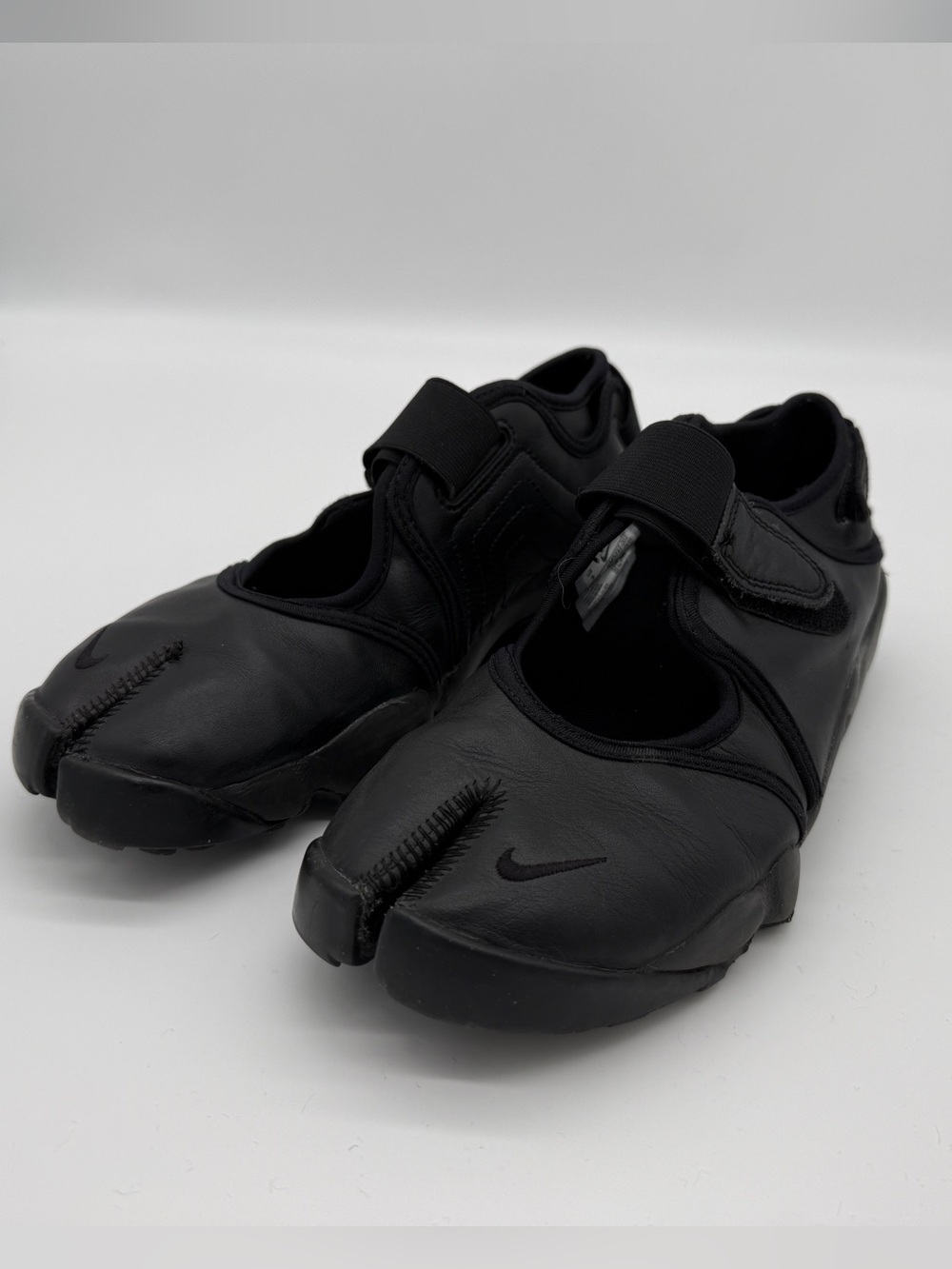 Nike air rift black leather tabi womens
9